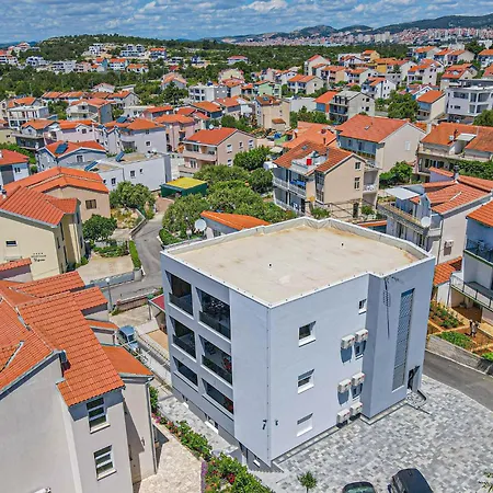 Apartment Lovely In Brodarica With Kitchen *