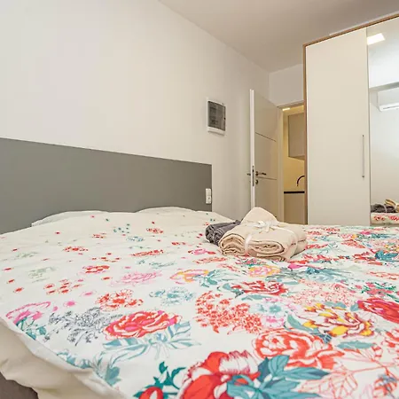 Apartment Lovely In Brodarica With Kitchen
